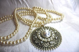 lot 532 image: String of faux pearls with large gold finish and faux pearl pendant continuous necklace. 58L. Pendant 3W