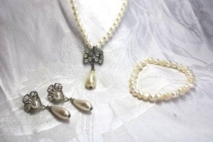 lot 538 image: Vintage drop pearl and rhinestone 16L necklace and poststud earring demi parure set. Earrings 1.75L. Includes a complementing glass pearl stretch bracelet. Lobster clasp.