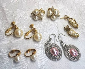 lot 540 image: (5) Sets of faux pearl earrings. Varying styles and closures.