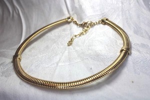 lot 543 image: Bright gold finish soft flexible choker with bar stations. 14L with 3 extender. Lobster clasp.
