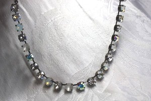 lot 551 image: Vintage prong set rhinestone necklace. 18L with 1 extender. Lobster clasp.