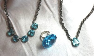 lot 553 image: Vintage faceted blue glass rhinestone jewelry set. Includes (2) necklaces with burnished finish chains (20L and 22L) and matching blue glass adjustable ring.