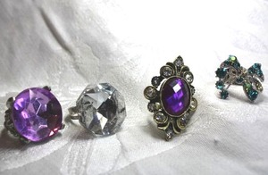 lot 563 image: (4) Fashion adjustable fashion rings. (2) appear to be glass. All adjustable
