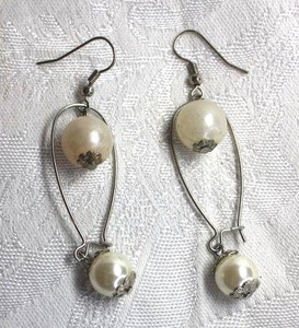 lot 574 image: Silver finish ear wire and pearl dangle earrings. 2.5L