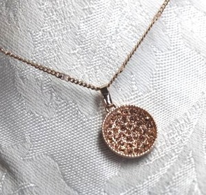 lot 579 image: Rose gold finish layered chain necklace with concave rhinestone decorated disc pendants. Lobster clasp. 24L, Overall 42L