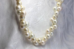 lot 424 image: Chunky faux multi pearl choker with hidden push button pearl clasp. 14L