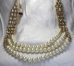 lot 425 image: Large faux pearl and teardrop glass 3-strand necklace with refashioned adjustable gold braided necklace. 36L
