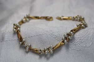lot 459 image: Delicate faux seed pearl gold finish bracelet with clasp. 7L. (Likely Marvella based on clasp but unbranded).