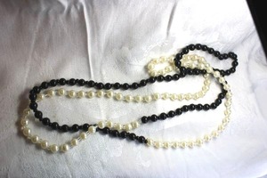 lot 461 image: Classic black and white acrylic pearl necklace. One continuous strand 56L. Half black beads, half white beads.