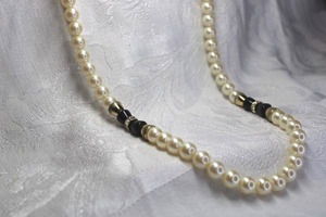 lot 436 image: Faux pearl classic timeless necklace with black and gold satellite stations. Fold over clasp. 24L