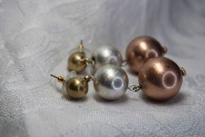 lot 452 image: Tri color graduated bead faux pearl poststud earrings. 2L