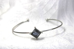 lot 440 image: Faceted grey prong set glass cuboid on thin elegant polished silver cuff bracelet