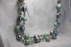 lot 447 image: Vintage faux silver grey pearl and green bead necklace with faceted AB separators. Hidden clasp. 16L