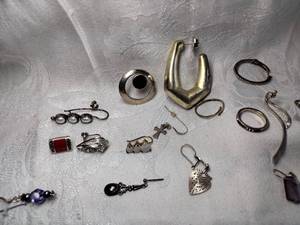 lot 420 image: Sterling Silver scrap. Single earrings, plus. All marked.