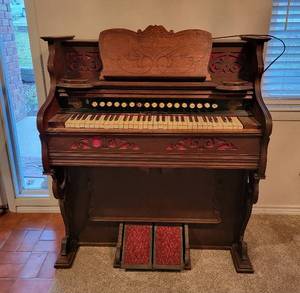 lot 2 image: Beautiful Antique 1900s Beckwith Solid Oak Parlor Organ, Made in Chicago, Was Fitted After The 1930s To Be An Electric Organ (Still Works)