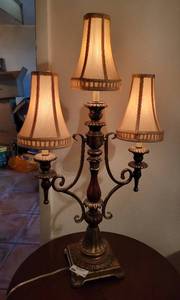 lot 13 image: Working Three Light Candelabra Styled Lamp