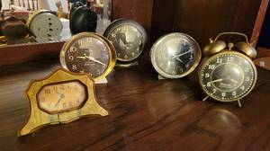 lot 30 image: Vintage Assorted Clocks