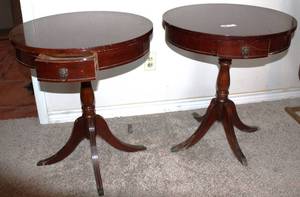 lot 11 image: Vintage Lyon Mfg. 1960s Drum Table Set with Dovetail Drawers
