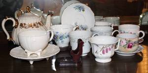 lot 31 image: Vintage Display Tea Cups and Sadler Teapot