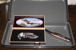 lot 45 image: Metal Locking Case with Eagle Demascus Knife and Vintage Colonial Fishing Knife
