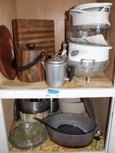 lot 61 image: Vintage Kitchen Items Including a Vintage Coffee Boiling Pot, Vintage Colander, Vintage Graniteware Frying Pan, and Aluminum Pot
