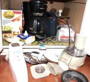 lot 58 image: Lot of Kitchen Appliances Including A Vintage Cool Whip Swiggle Dessert Decorator