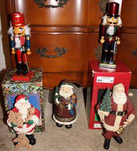 lot 89 image: Santa and Nutcracker Lot