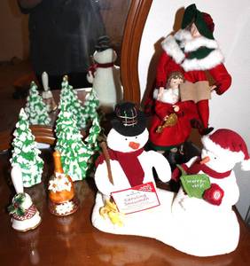 lot 93 image: Christmas Caroling Lot