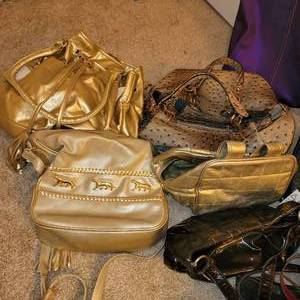 lot 120 image: Large Lot of Purses, Handbags, and Belts
