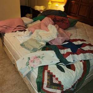 lot 130 image: Large Lot of Sheets, Blankets, Coverlets, Pillow Cases, and More