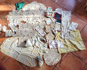 lot 135 image: Lot of Vintage Linens