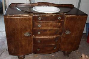 lot 267 image: Vintage Vanity with Sink