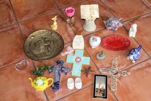 lot 169 image: Lot of Misc Vintage Decor Pieces