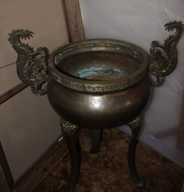 lot 3 image: Large Brass Asian Pot