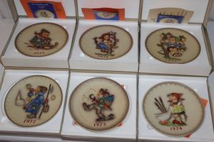 lot 41 image: Goebel Hand Painted Annual Collectors Plates 1972, 1973, 1974, 1975, 1976. 1977