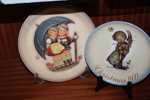 lot 59 image: Hummel Anniversary Edition and Hummel First Edition 1971 Christmas Plate