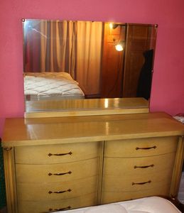 lot 275 image: Dresser with Mirror (Matches 273 &amp 274)