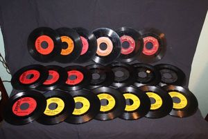 lot 423 image: 45 vinyl records