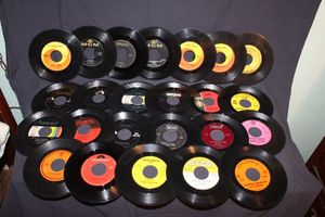 lot 424 image: 45 vinyl records