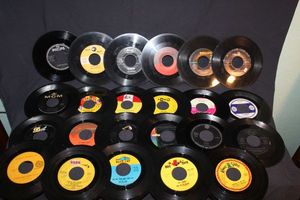 lot 425 image: 45 vinyl records