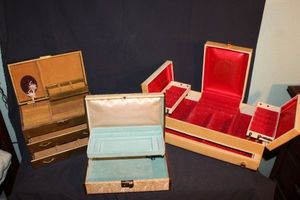 lot 432 image: Vintage Jewelry Boxes