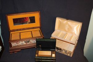 lot 434 image: Vintage Jewelry Boxes