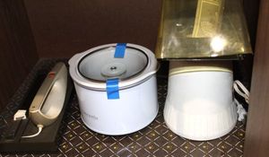 lot 127 image: Small Kitchen appliances, Electric knife, small crockpot and air popcorn poper