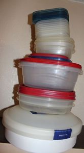 lot 130 image: plastic storage bowls all have lids