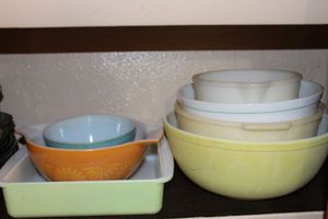 lot 136 image: Vintage pyrex bowls square baking pan