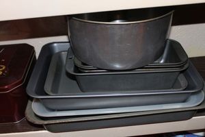 lot 139 image: Metal cakecasserole pans