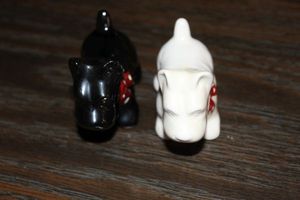 lot 233 image: Adorable Salt and Pepper Shakers&nbsp