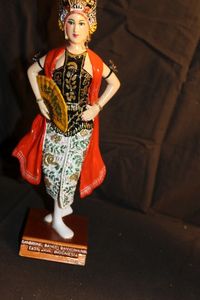 lot 324 image: Asian Doll