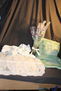 lot 393 image: Home dcor items