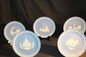 lot 405 image: Five Wedgewood Annual Christmas Plates 1969, 1970,1971, 1972, 1973